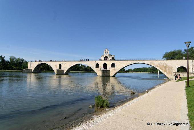 Les arches du pont d'Avignon, depuis le quai, Provence, France