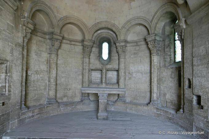 Intérieur de la chapelle basse romane du pont Saint-Benezet, Avignon, Provence, France