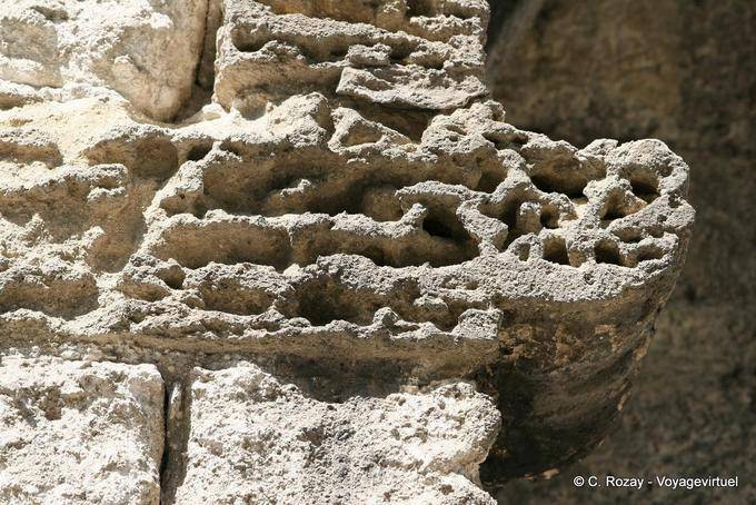Les outrages du temps dans la pierre des fortifications, Avignon, Provence, France