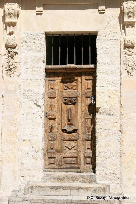 La porte et les sculptures de l'Eglise des Minimes en gros-plan, Avignon, Provence, France