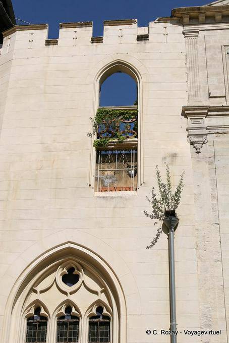 Fenêtre sur le ciel, Chapelle des Pénitents Blancs construite en 1500, Avignon, Provence, France