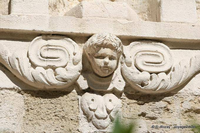 Angelot sculpté sur la façade de la Chapelle des Pénitents Blancs, Avignon, Provence, France
