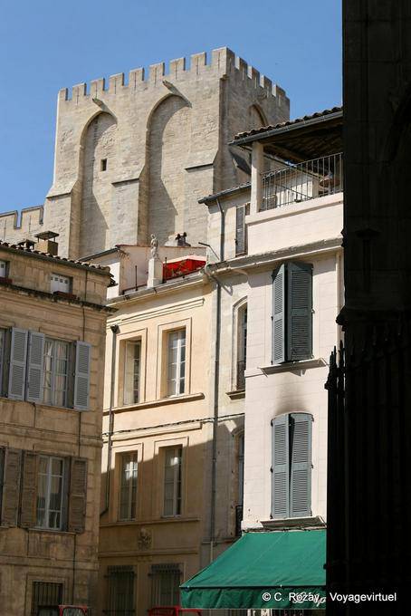 Maisons au pied de la tour Saint-Laurent, rue Peyrollerie, Avignon, Provence, France