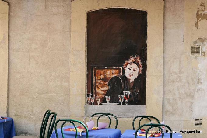 Peinture ornant la rue du Mons, en montant vers le palais, Avignon, Provence, France