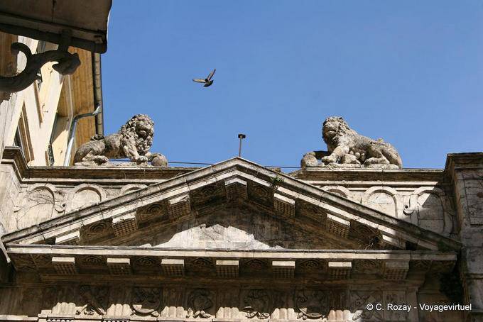Fronton et lions sculptés, Avignon, Provence, France