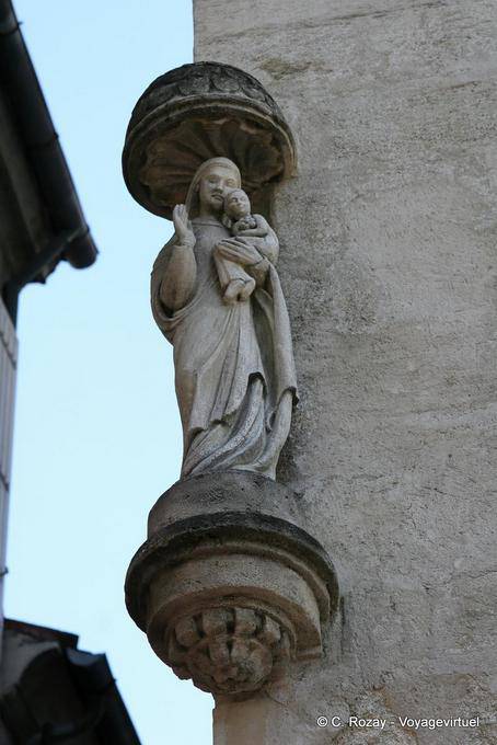 Statue de Vierge et enfant, angle rue de Mazan et place Crillon, Avignon, Provence, France
