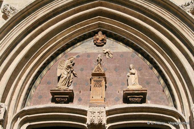 Fronton du portail de la Collégiale Saint-Agricol d'Avignon, Provence, France