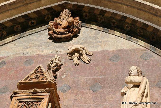 Détails en gros-plan du haut du fronton du portail de la Collégiale Saint-Agricol, Avignon, Provence, France