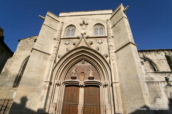 Façade et portes de l'église Saint-Agricol bâtie au XIVe siècle, Avignon, Provence, France