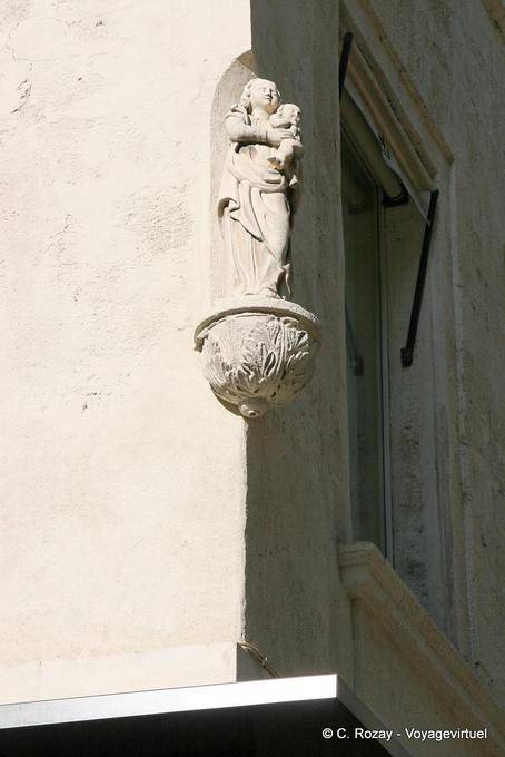 Niche avec sculpture de vierge à l'enfant dans une rue d'Avignon, Provence, France