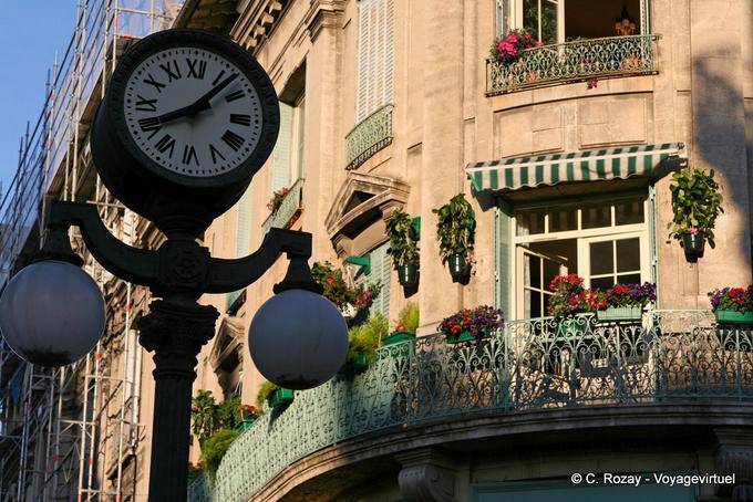 Horloge à l'angle d'une rue, Avignon, Provence, France