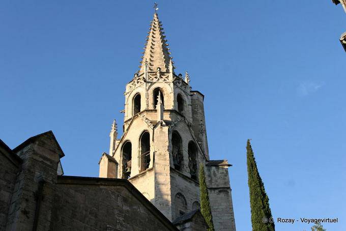 Clocher de la Basilique Saint Pierre, bâti en 1495 par Jean-Baptise Lécuyer, Avignon, Provence, France