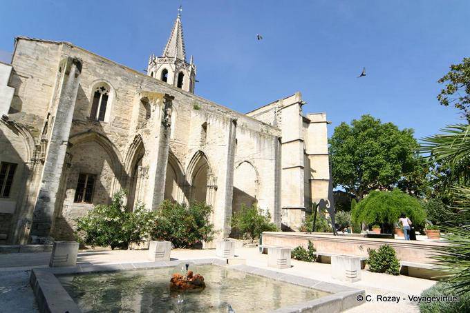 Avignon, restes du cloître Saint-Martial depuis le square Agricol Perdiguier, Provence, France