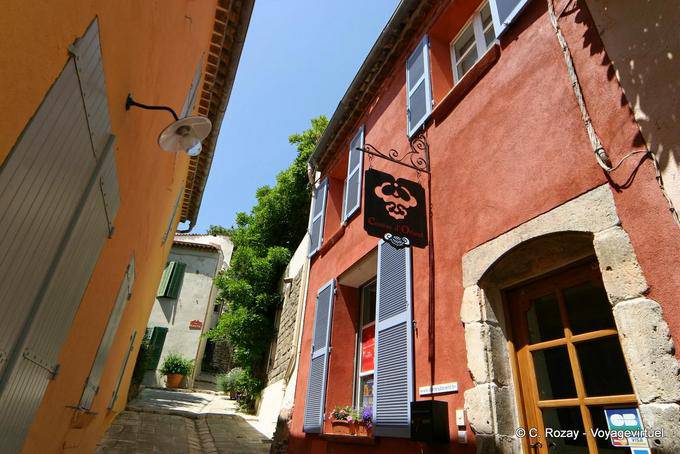 Bormes-les-Mimosas, rue colorée, Provence, France