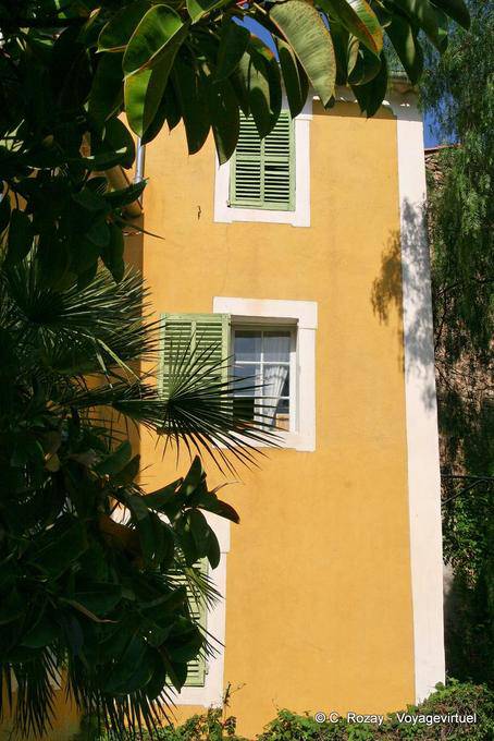 Bormes-les-Mimosas, façade aux couleurs typiques, Provence, France