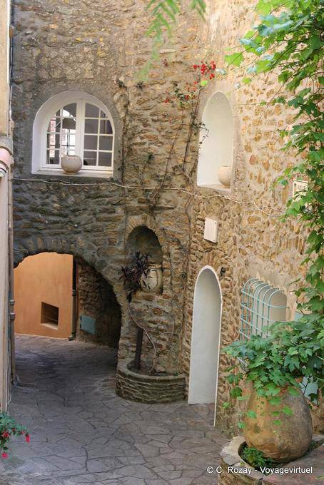 Bormes-les-Mimosas, ruelle tortueuse, Provence, France