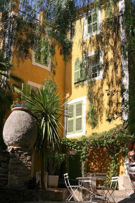 Bormes-les-Mimosas, placette entre ombre et lumière, Provence, France