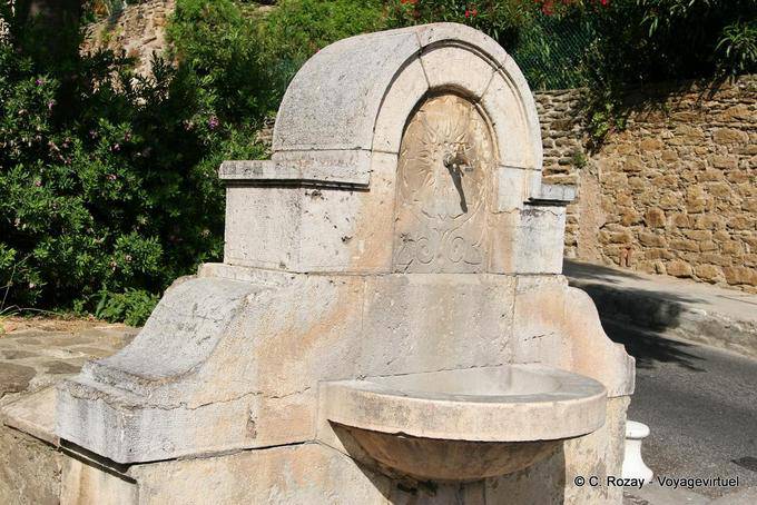 Bormes-les-Mimosas, fontaine assèchée, Provence, France