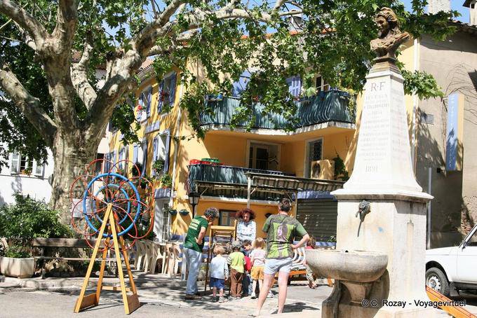 Collobrières, jeux d'enfants sur la place, Provence, France