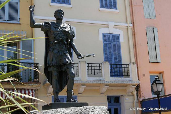 Fréjus, statue de Jules César, Provence, France