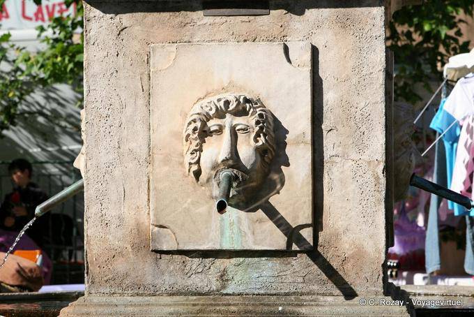 La Garde-Freinet, tête rigolote sur fontaine, Provence, France