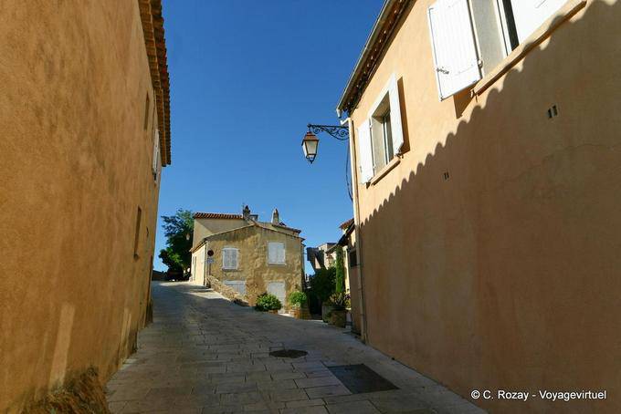 Gassin, rue Saint Laurent en pente, Provence, France