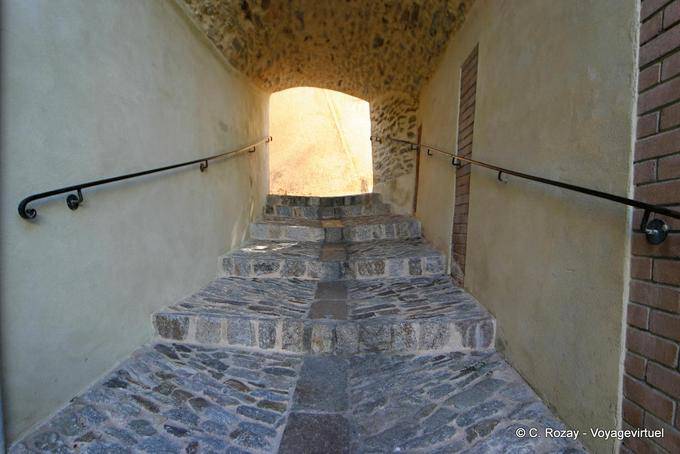 Gassin, traje clos et pavé, Provence, France