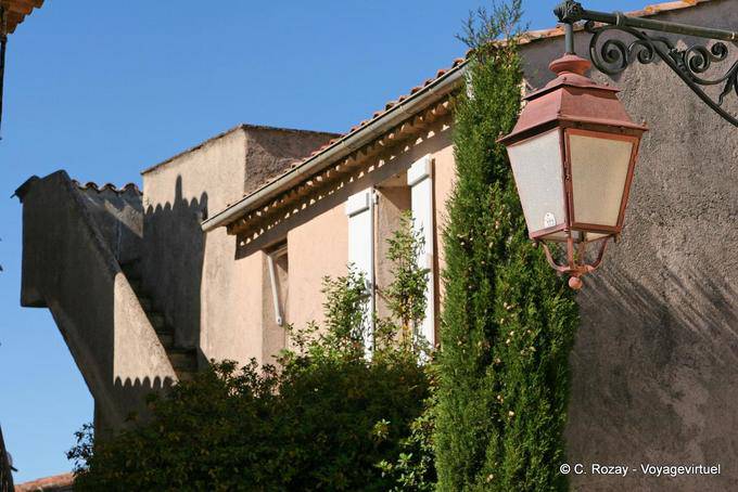 Gassin, ombre et lumières dans le village, Provence, France