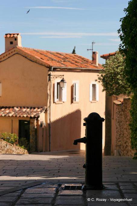 Gassin, fontaine à main, Provence, France
