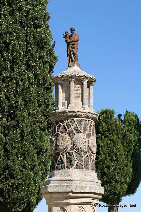 Gassin, temple octogonal supportant la statue de saint Joseph, Provence, France