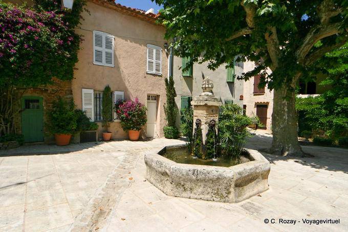Grimaud, placette avec fontaine octogonale, Provence, France
