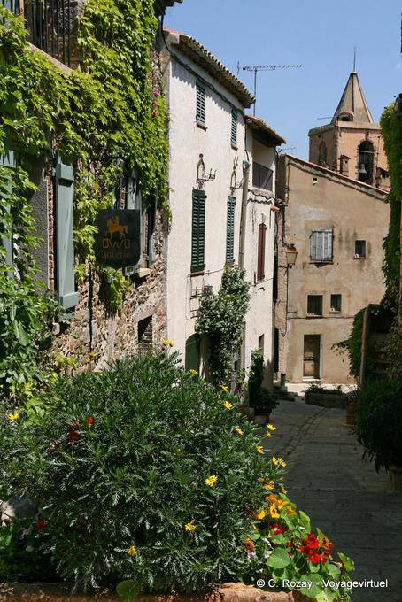 Grimaud, ruelle fleurie typique, Provence, France