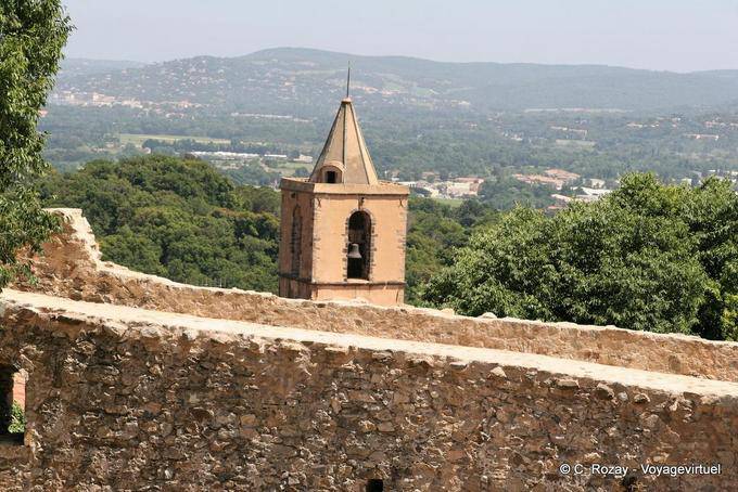 Grimaud, vue sur clocher depuis les remparts du château, Provence, France
