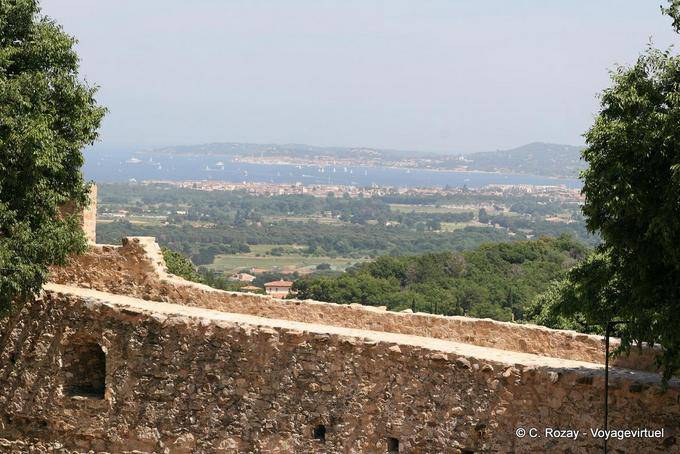Grimaud, panorama sur le golfe depuis les remparts du château, Provence, France