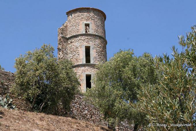 Grimaud, tour du château posée sur le rocher, Provence, France