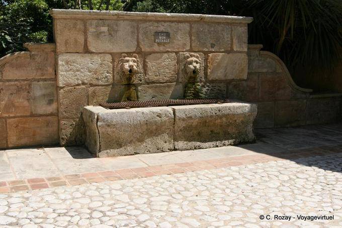 Grimaud, fontaine aux lions, Provence, France