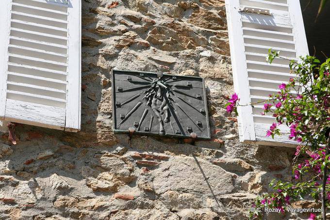 Grimaud, cadran solaire équin sur façade de maison, Provence, France