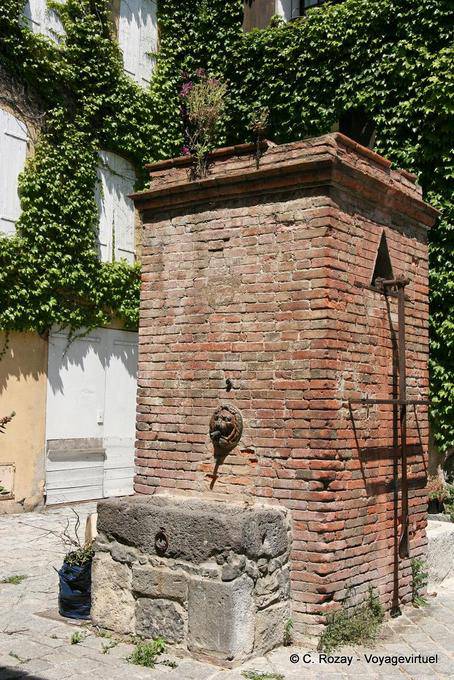 Grimaud, fontaine en briques rouges, Provence, France