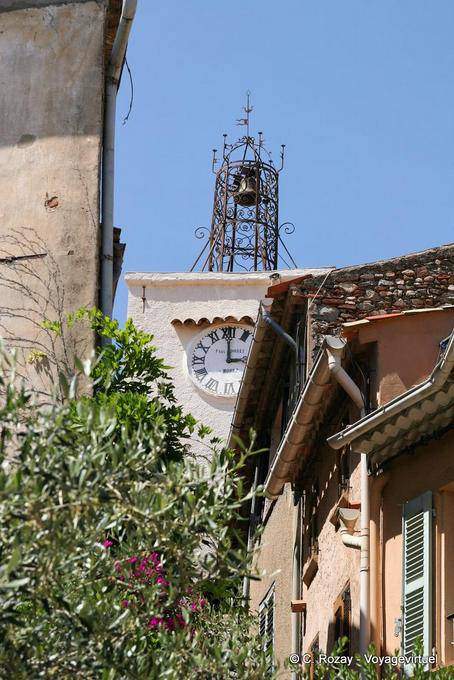 Grimaud, vue sur l'horloge du campanile, Provence, France