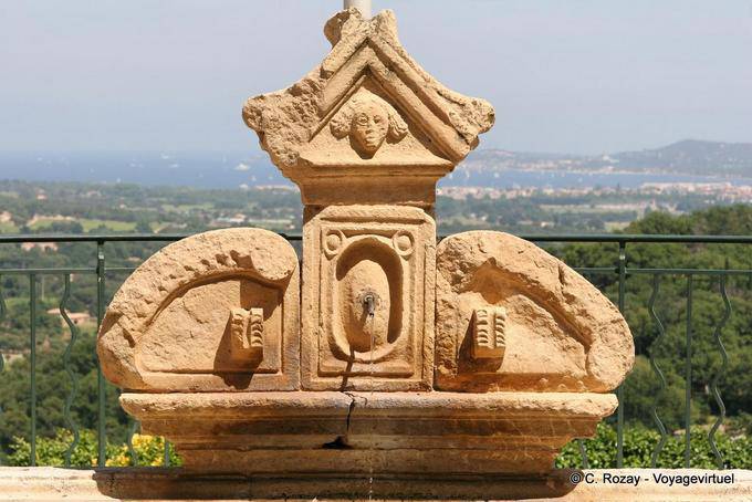Grimaud, fontaine rue de la Mairie, Provence, France