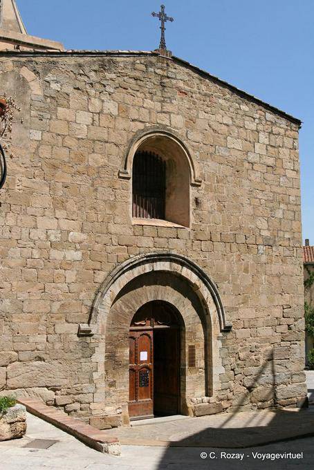 Grimaud, vue sur l'entrée de l'église St Michel, Provence, France