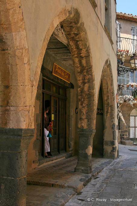 Grimaud, arcades de la rue des Templiers, Provence, France
