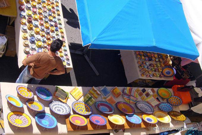 Ramatuelle, poteries multicolores au marché artisanal, Provence, France