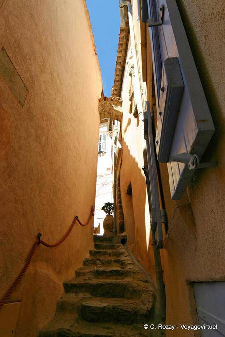 Ramatuelle, traboule à escalier, Provence, France