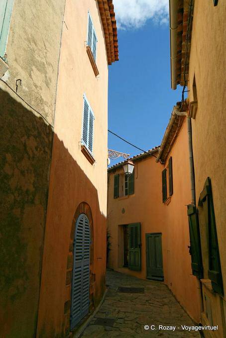 Ramatuelle, image d'une ruelle typique du Midi, Provence, France