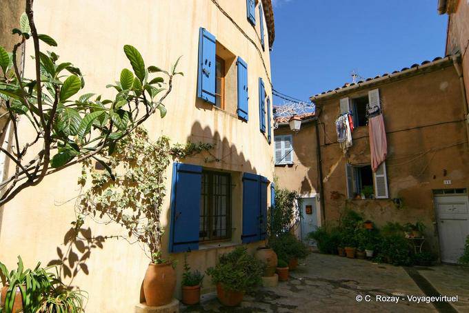 Ramatuelle, rue courbe et linge à la fenêtre, Provence, France