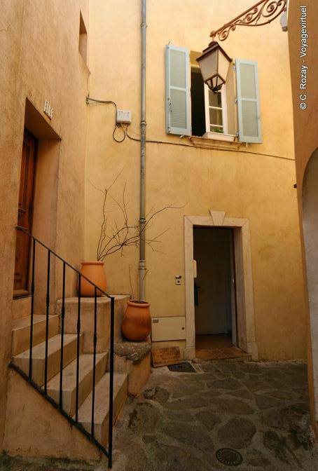 Ramatuelle, pots de terre dans l'angle d'une ruelle, Provence, France