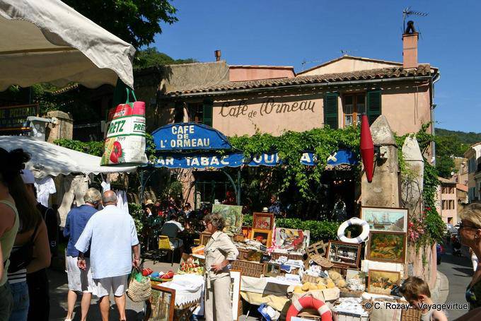 Ramatuelle, brocante face au café de l'Ormeau, Provence, France