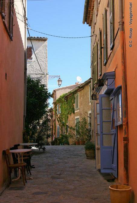 Ramatuelle, mini-terrasse dans une rue du village, Provence, France