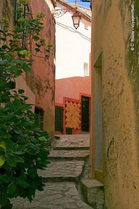 Ramatuelle, ruelle escarpée en gradins, Provence, France